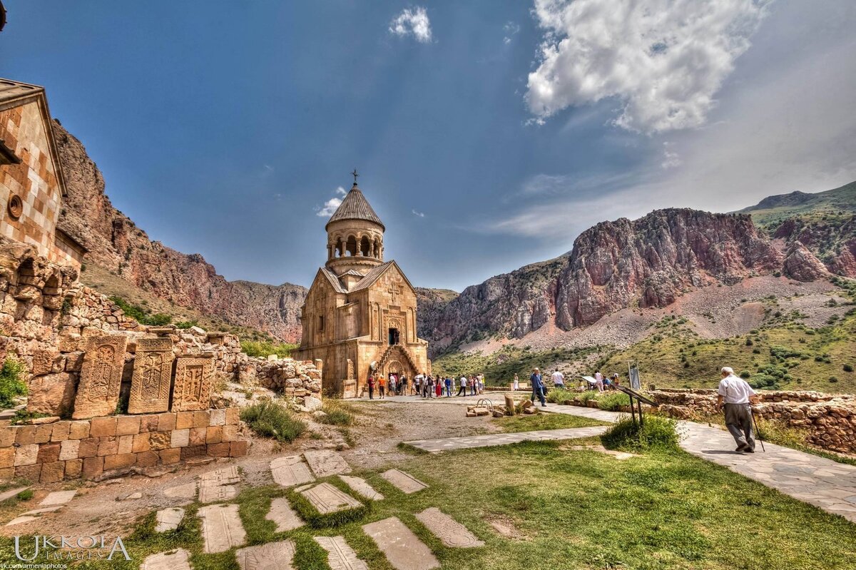 Монастырь Нораванк. Фото взято с http://www.mytravelbook.org/objects/monastyr_noravank/