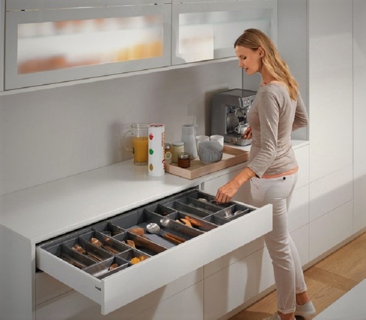 ВЗЯЛА ЛОЖЕЧКУ И, ЗАКРЫВАЯ. ЛИШЬ ЧУТЬ КАЧНУЛА БЕДРОМ