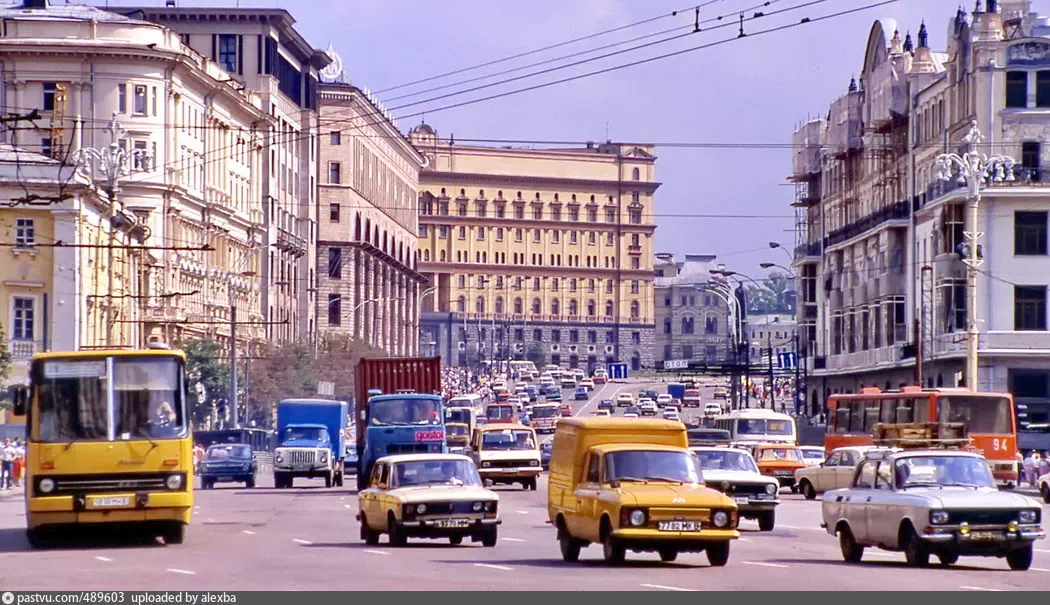 Не пацанский ТАЗ, а семейная машина из детства. - Lada 21013, 1,3 л, 1985 года ф