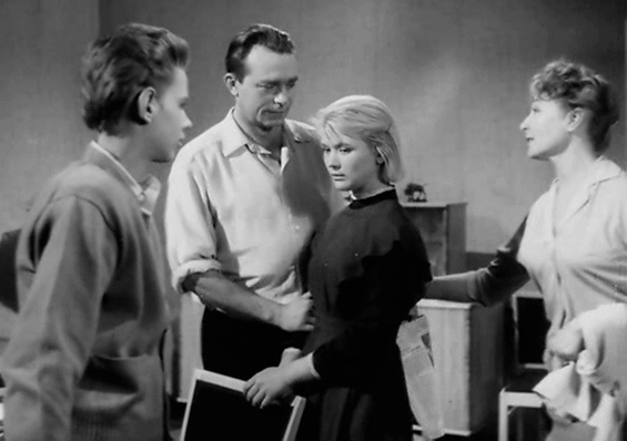 Кадр из фильма "ДИКАЯ СОБАКА ДИНГО" ( реж. Юлий Карасик 1962 год)