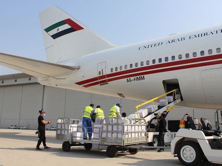 Первые 30 тонн медикаментов отправились сегодня из Дубая в Бейрут. Фото Gulf News.