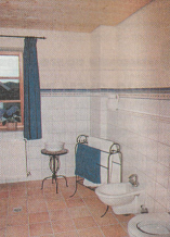 Бывшую спальню реконструировали в ванную комнату, оформленную в сельском стиле.