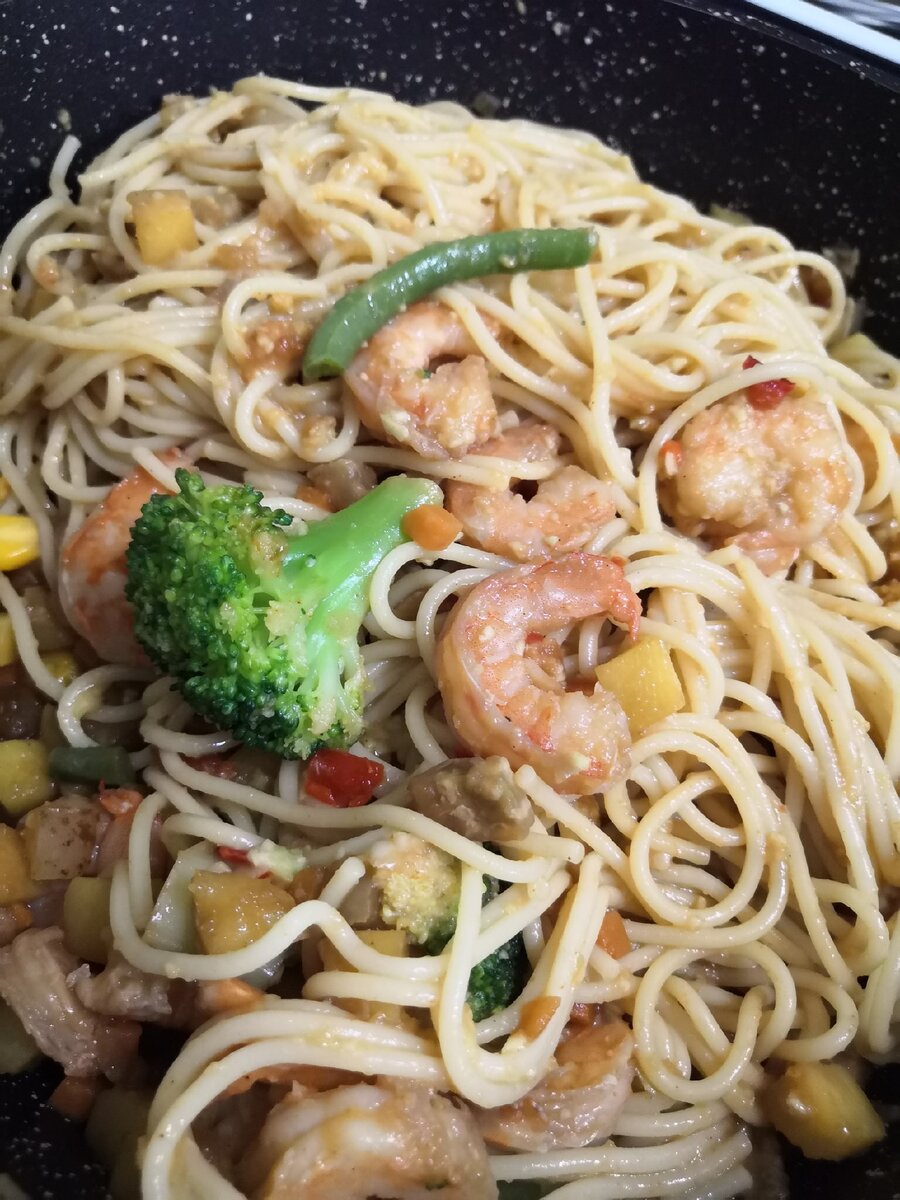 Паста с креветками и овощами в соевом соусе с авокадо.