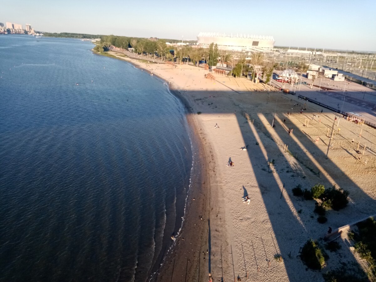 Левый берег, пляж, волейбольные площадки и требуны для зрителей.