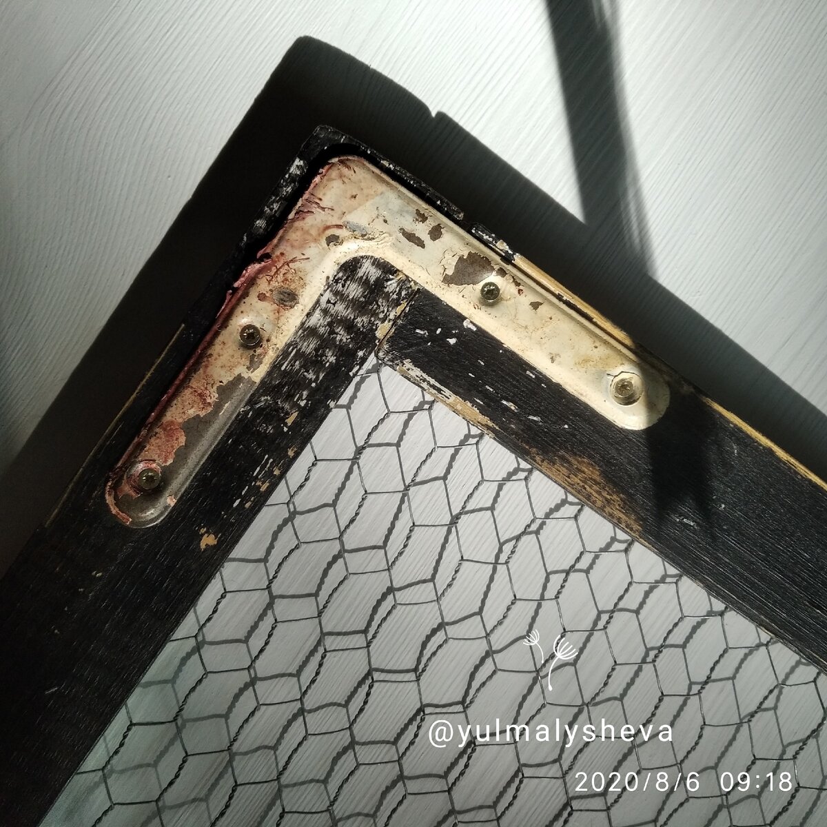 Сделала дверку из реек и сетки "для кроликов"