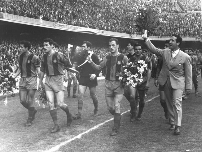 Футболисты "Барселоны" и Эррера празднуют победу в чемпионате Испании