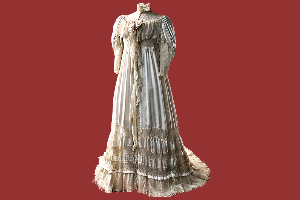 Капот нарядный императрицы Марии Федоровны. Франция. 1892-1893. Модный дом «Laferrière». Шелк, тюлевое кружево, атлас. Источник  hermitage.guide