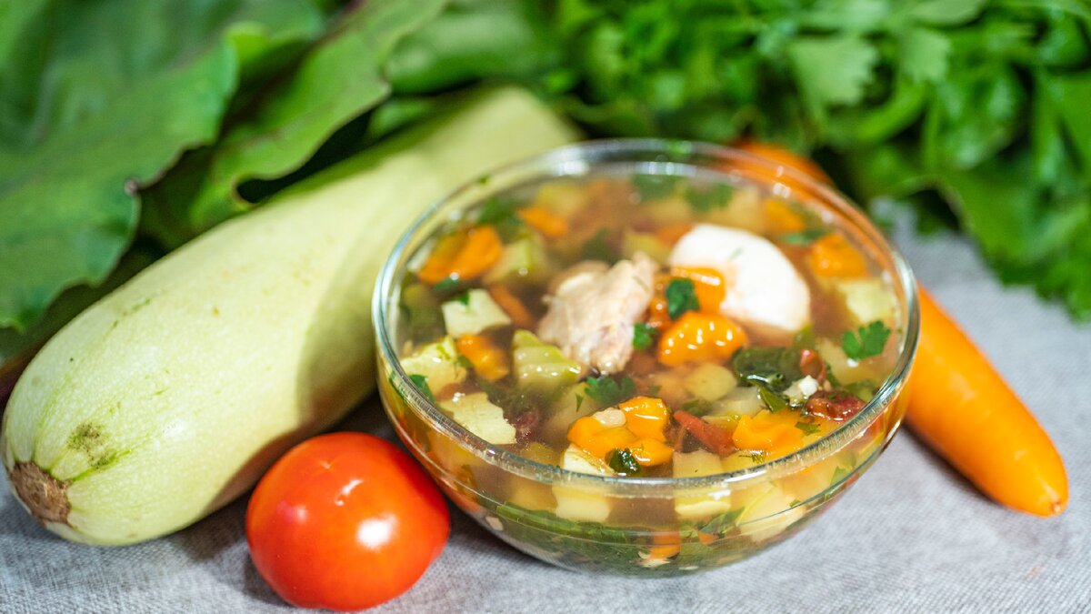 Душистый и сытный – красивый суп из доступных кабачков с деликатной курицей без приевшейся картошки!