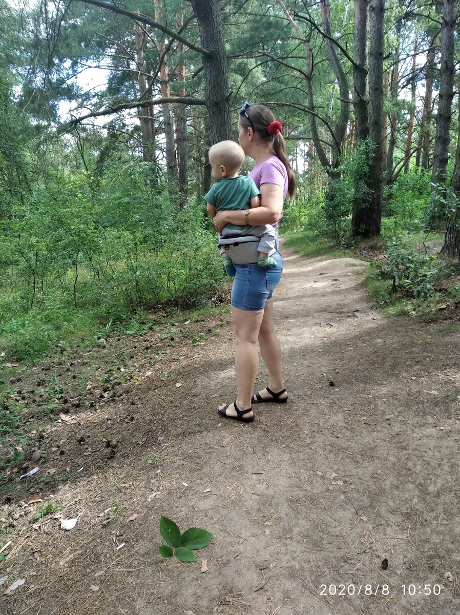 Сын сидит на хипсите.