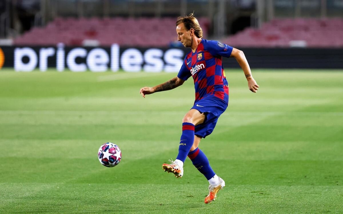 Голы Ленгле, Месси и Суареса гарантировали место в четвертьфинале Лиги Чемпионов, в котором Барселона сыграет с мюнхенской Баварией ФК Барселона обыграл Наполи со счетом 3-1, благодаря голам Ленгле,-2-2