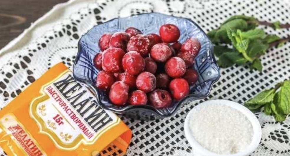 Свежую вишню промойте в воде и высыпьте в ковш или сотейник. Я использую замороженную, которую перед заготовкой всегда промываю.