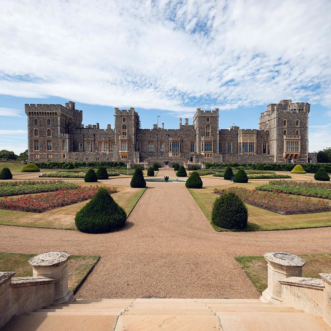 Windsor castle england. Замок Великобритании Windsor. Виндзорский замок, Виндзор, Англия. Виндзорский сад Англия. Королева в Виндзорском замке.