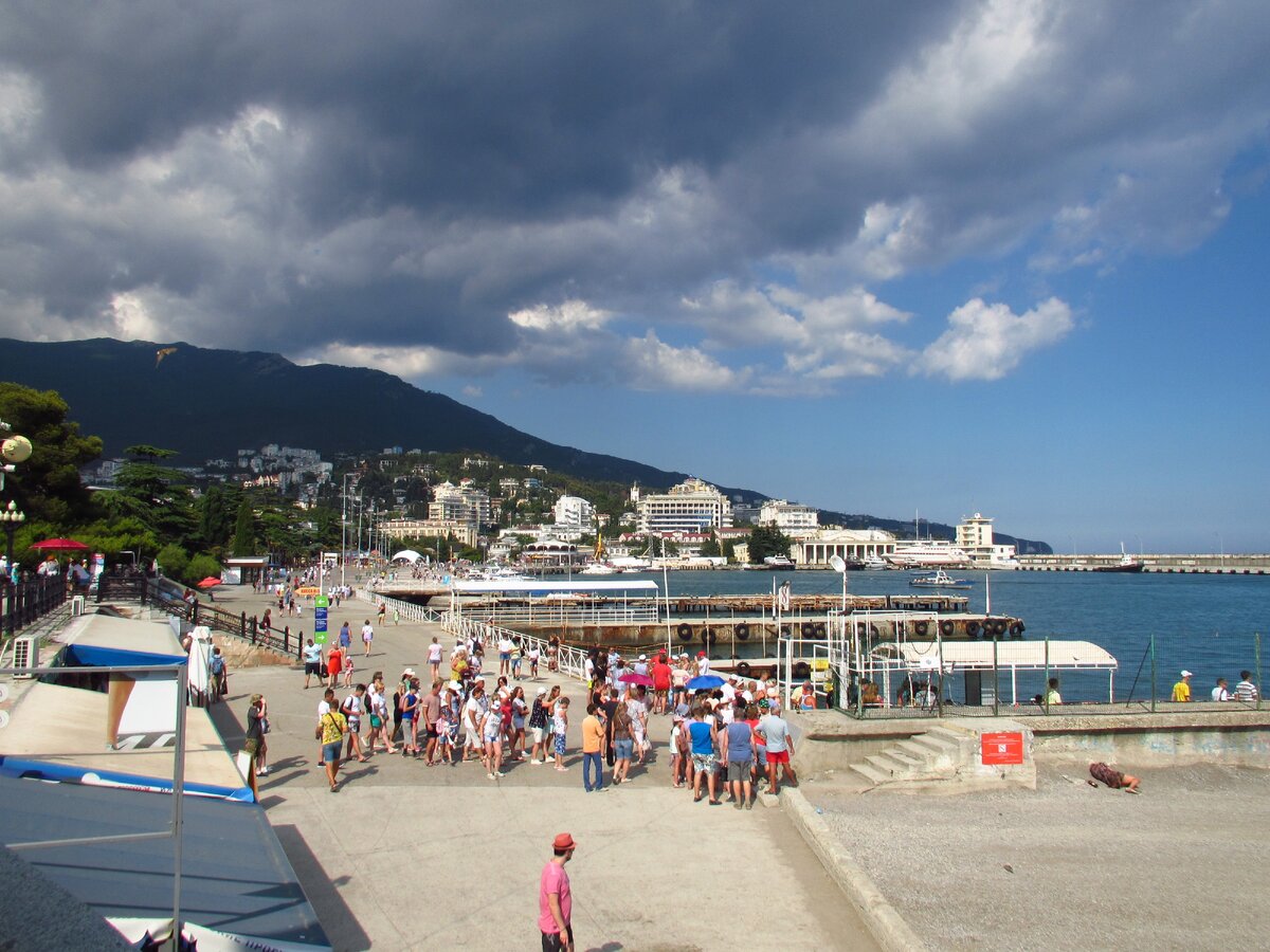 Когда откроют пляжи в ялте. Морской спуск Ялта. Алупка Крым набережная. Ялта Центральный пляж. Центральная набережная Алупки.