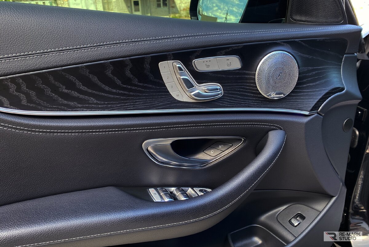 На дверных картах обычно собирается самая стойкая грязь, замешанная на потожировых выделениях с рук. Она обладает проникающей способностью. У этой машины мы вернули дверным картам состояние новых.