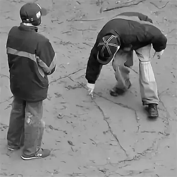 Как только сходил снег, и солнце уже начинало греть, мы собирались во дворе, на небольшой площадке возле одного из домов. Там была хорошая земля, и на 6-7 пацанов как раз хватало места. Конечно, здесь мы проводили часы, иногда задерживаясь уже до света фонарей.
Тонкости каждой игры нам рассказывали старшие ребята. Они же следили за выполнением правил и учили правильно бросать нож. Важное замечание – нож обязательно должен был быть складным. Именно складной нож позволял выполнять множество обязательных бросков. 