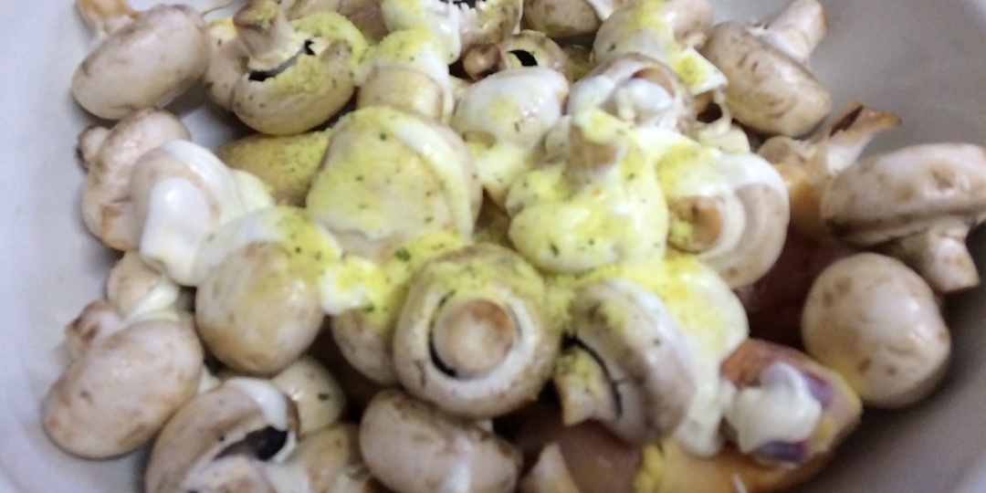 Проще не бывает. Любимое сочетание - грибы и курица в сметанном соусе.