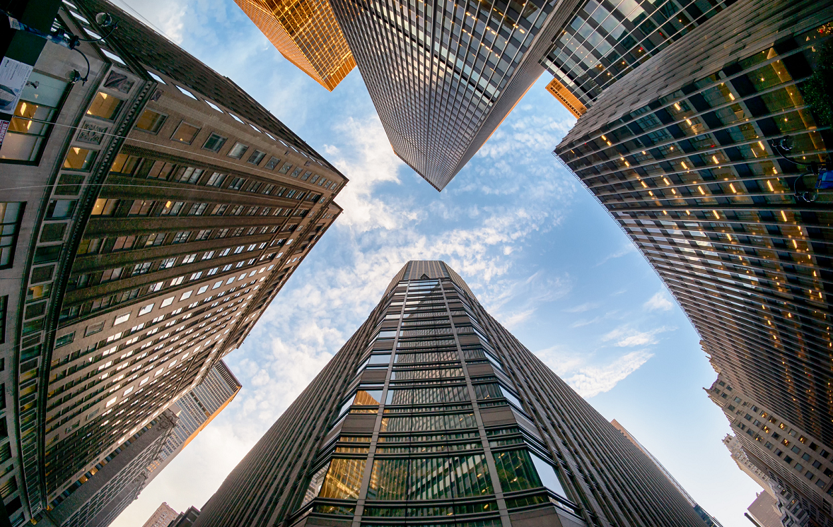 Мы воспринимаем картинку вот так: здания сужаются к вершине, а небо голубое. Хотя стены зданий не сужаются, а воздух не имеет цвета сам по себе. Он лишь при определенных условиях отражает определенный спектр света, который мы назывем голубым или, например, алым (если это закат).