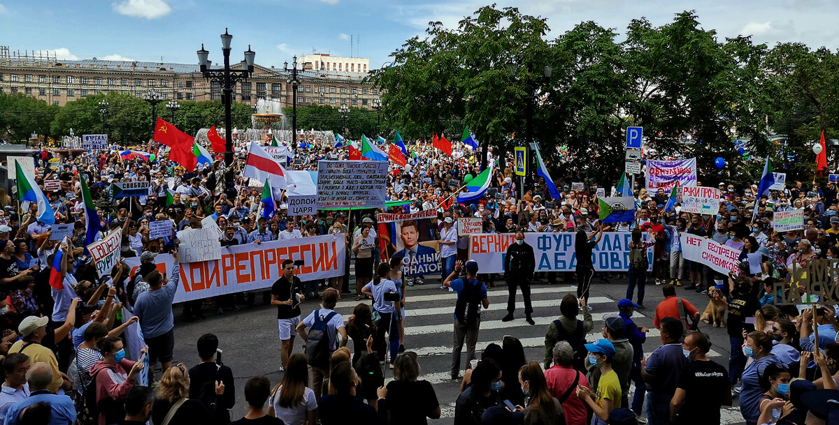 Это события в Хабаровске. Но отличие от Минска в том, какие мы видим флаги.