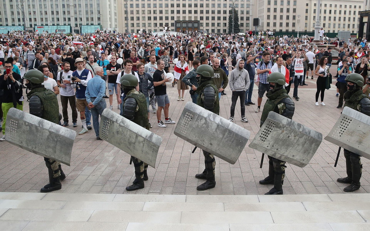 Специальное подразделение милиции блокирует протестующих (фото взято из открытых источников)