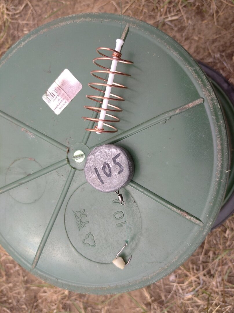 Многие делают ошибку и вяжут  оснастку так как на фото, это неправильно!!! Правильно  нужно поменять груз местами с кормушкой!