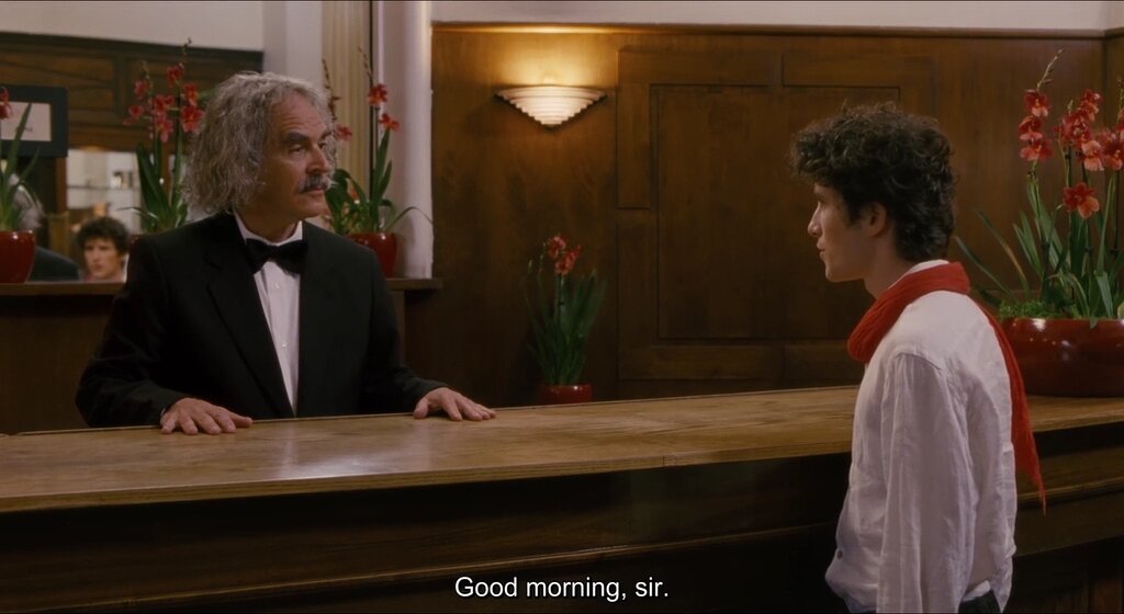 В камео появляется здесь и сам режиссер.