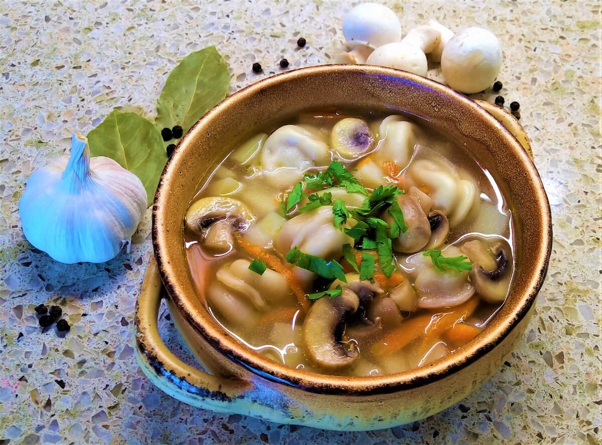 Начинка грибная для пельменей. Вареники с картошкой луком и грибами. Как приготовить пельмени с грибами. Равиоли с фасолью и грибами. Пельмени грибные.