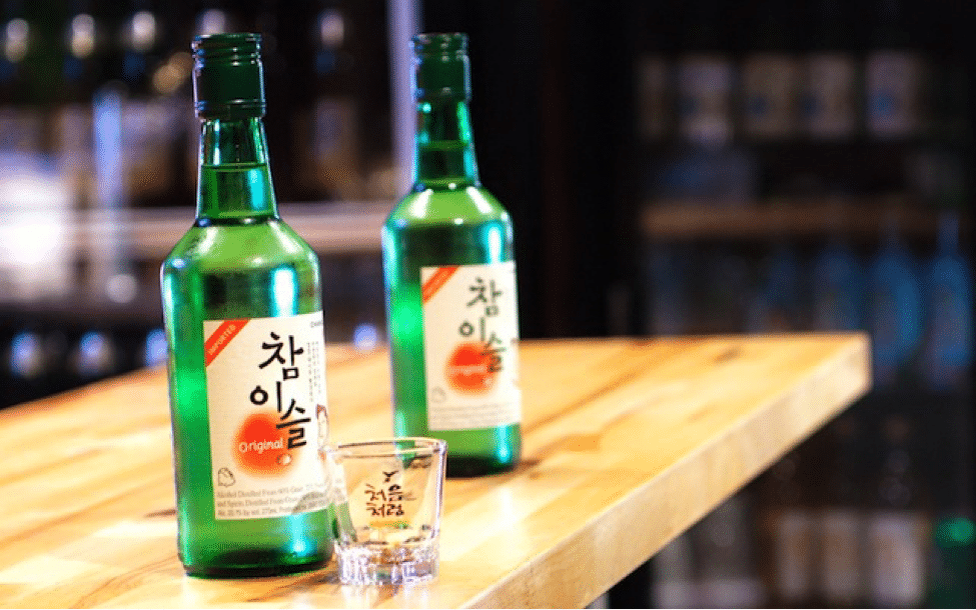 Корейский алкоголь соджу. Напиток соджу Корея. Соджу КНДР. Соджи напиток как пить