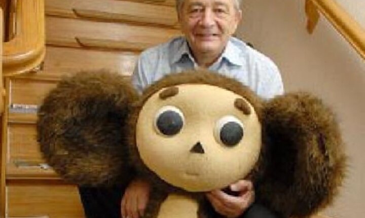 Сам автор Э. Успенский с Чебурашкой