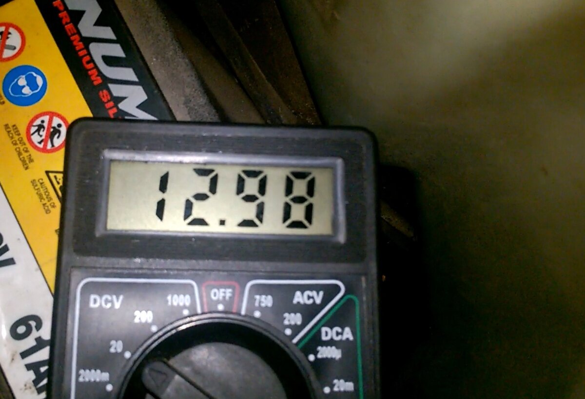 Напряжение с включенными фарами и печкой