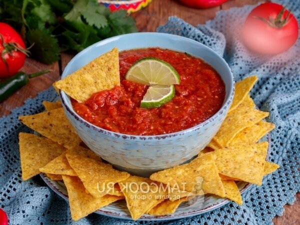 Как утверждает журнал Я покупаю.ру Леди Гага в беседе упомянула свой любимый

Соус сальса

Рецепт очень простой,
подготовка и время приготовления-5 мин.

Сделайте соус сальса всего за 5 минут из помидоров, лука, чеснока, лайма, кориандра и белого винного уксуса.

Ингредиенты

4-6 средних помидоров, очищенных и мелко нарезанных
1⁄2 очень мелко нарезанного красного лука
1 небольшой зубчик чеснока, нарезанный
Небольшая капля белого винного уксуса
1⁄2 лайма, сок
1⁄2 пучка кориандра, крупно нарезанного

Смешайте в миске помидоры, красный лук, чеснок, белый винный уксус, сок лайма и кориандр.  Перемешать, затем поставить в холодильник до подачи.