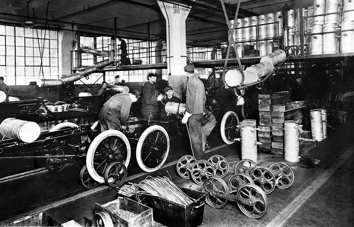 Значительное промышленное развитие. 1913 Henry Ford.