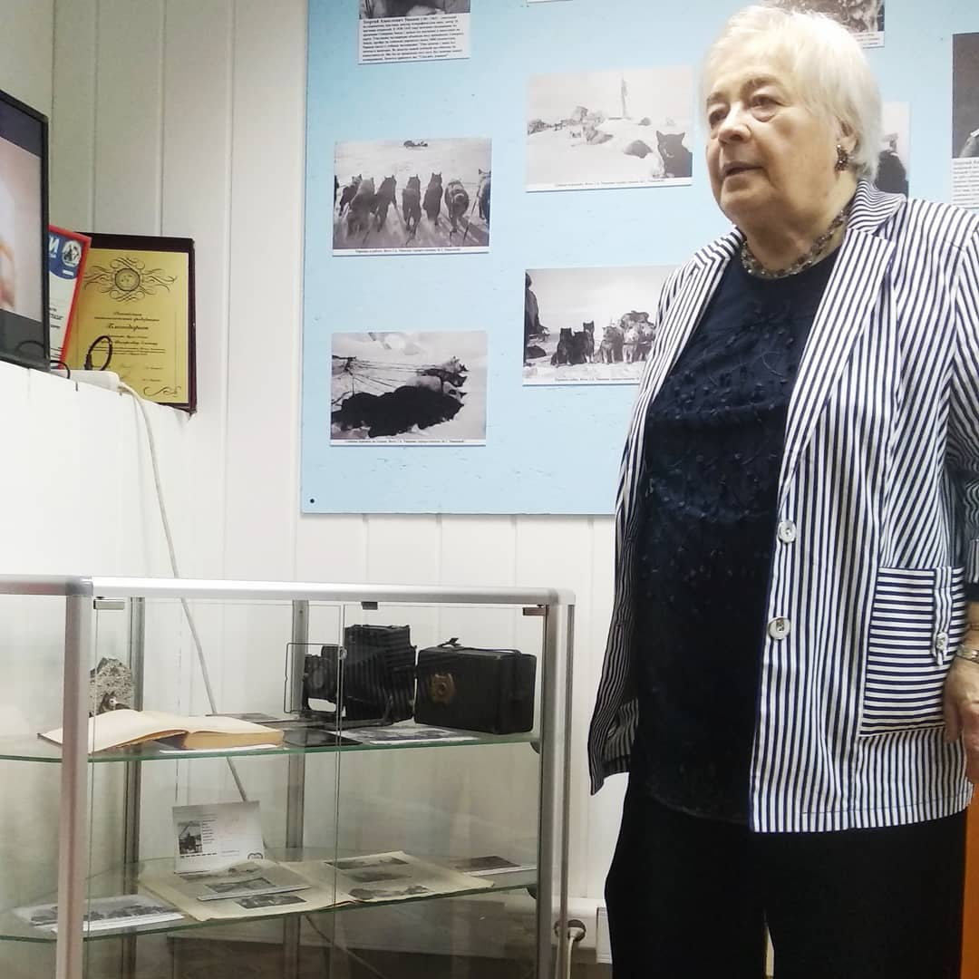 М. Г. Ушакова у стенда, посвященного ее отцу. Зал "Собаки в освоении Севера" (фото Музея Собаки)