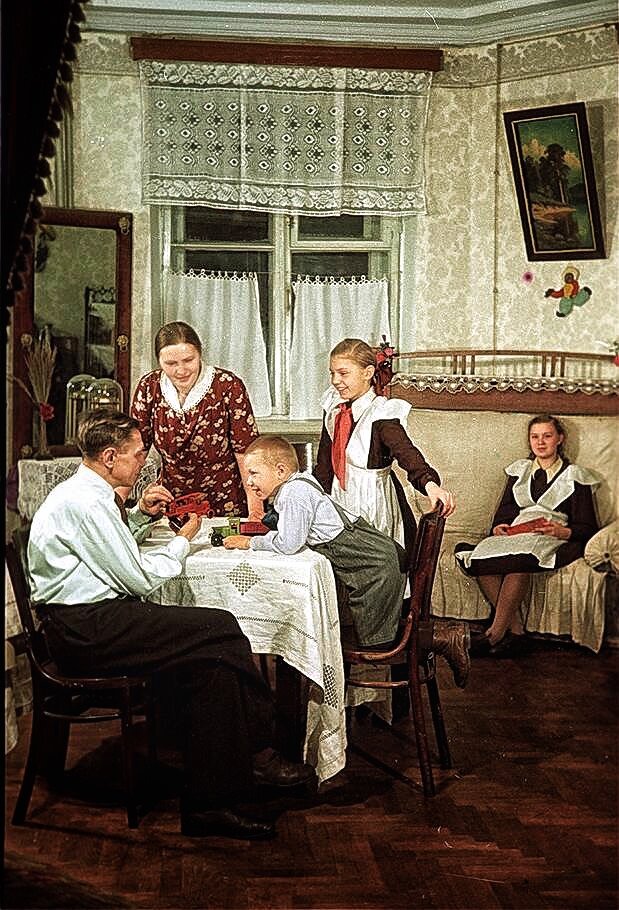 Вечер в семье советского  пекаря 1952 года: дети рассказывают как дела в школе
