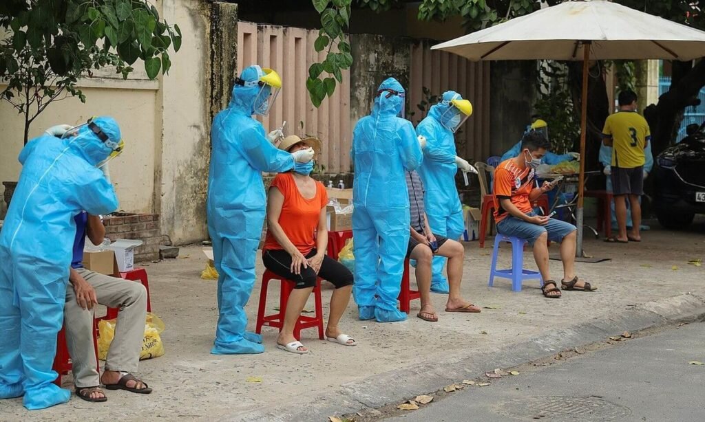 Медики проводят тестирование в Дананге на SarS-CoV-2