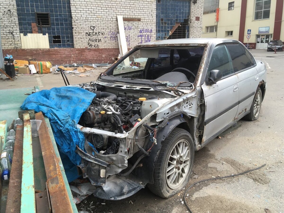 Вот уж не ожидал зайдя на задний двор одного из столичных ТЦ найти там труп Subaru Legacy. Именно труп, ибо машину знатно раздербанили.
