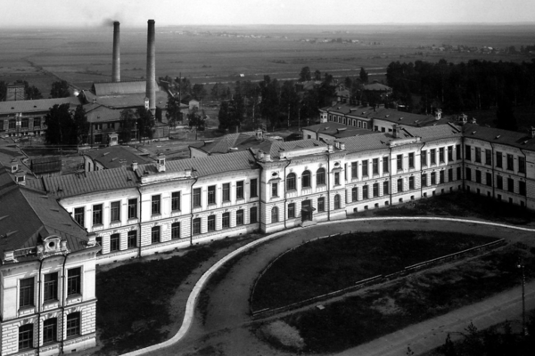 Главное здание. Фото с сайта https://www.spbstu.ru/