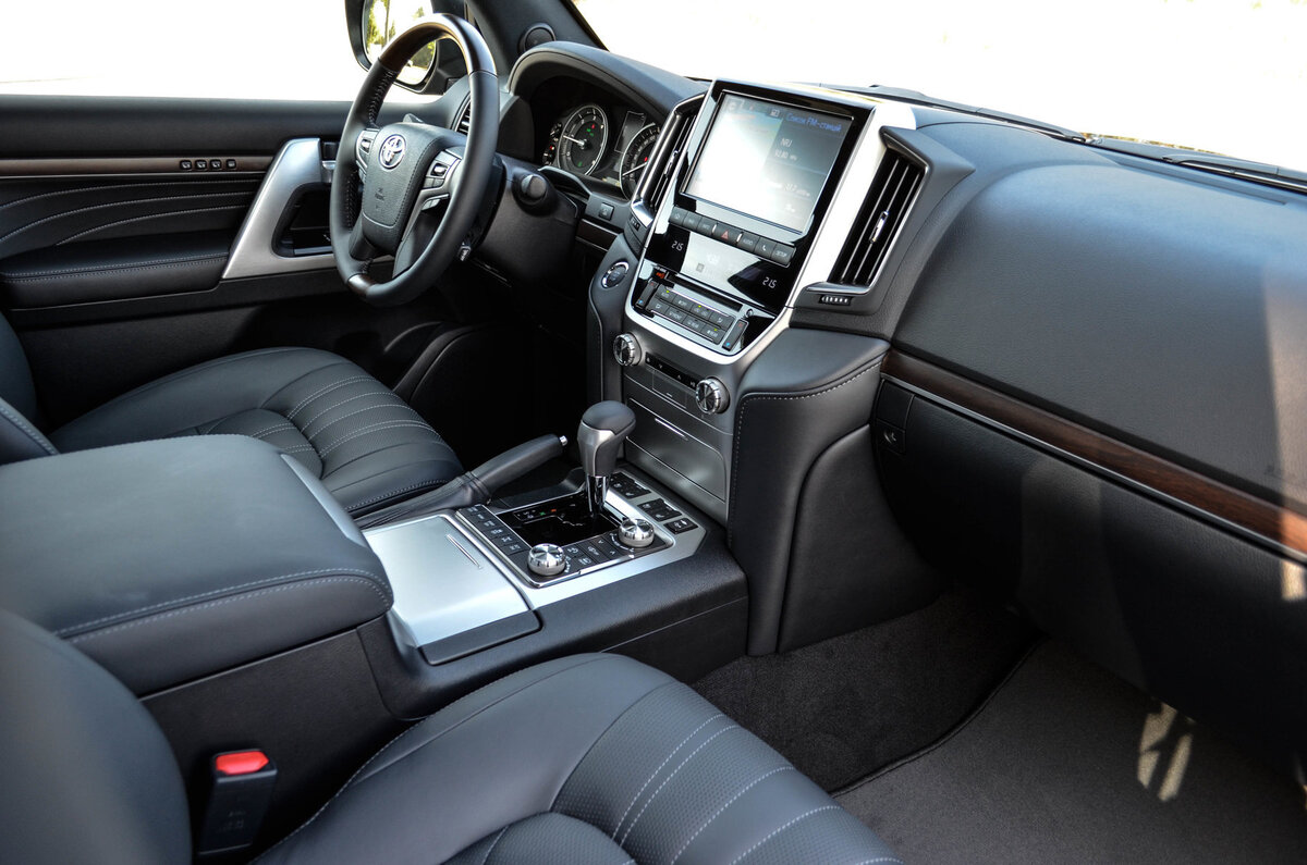 Кто-то находит дизайн салона несовременным, а кто-то обожает ностальгический комфорт и надежность. 