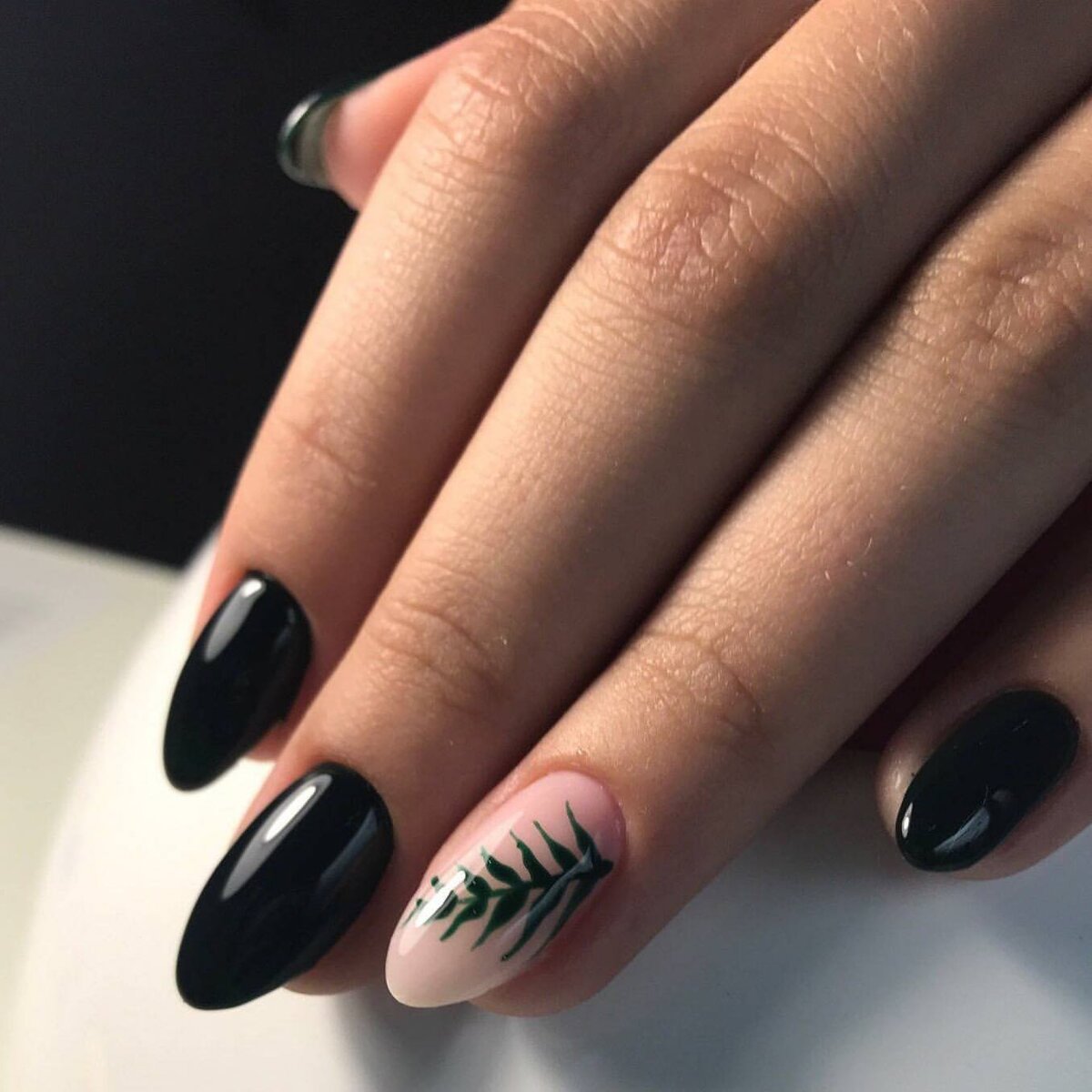 Таинственный темный маникюр. Фото оригинальных идей, тенденции 2020