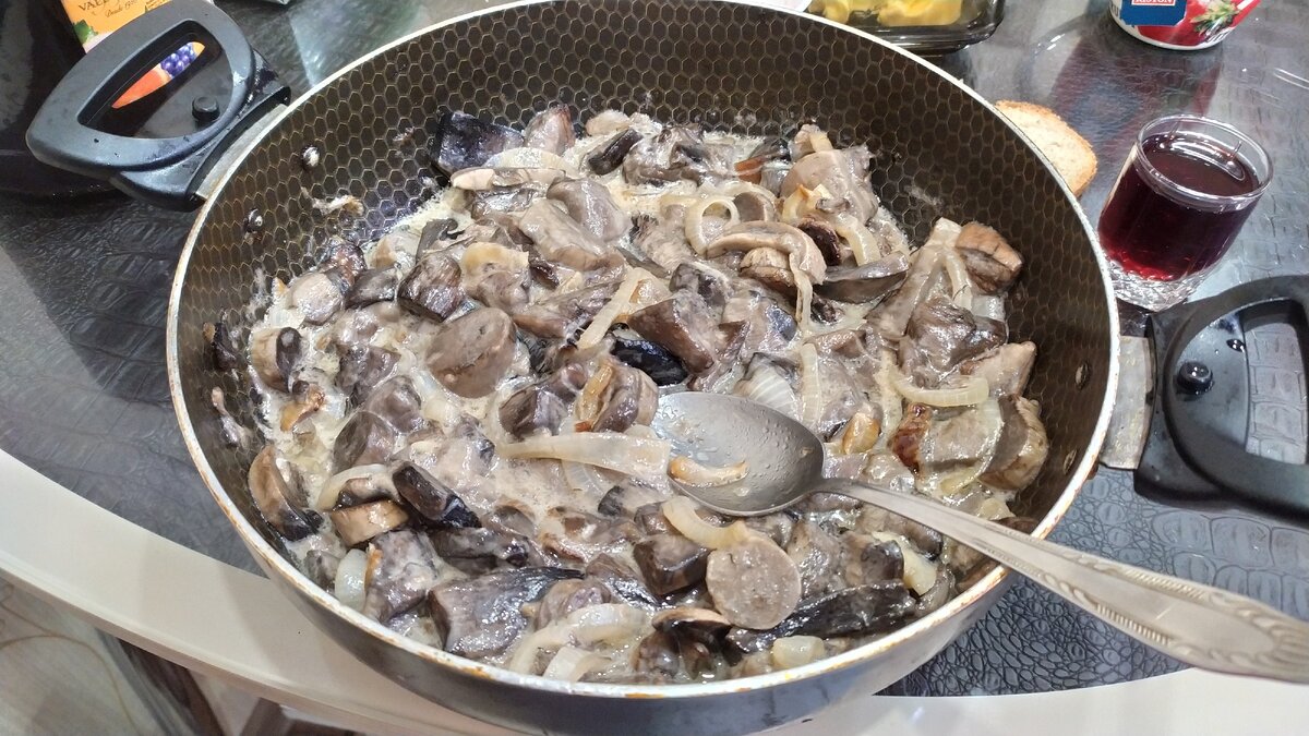 Жареные грибы с луком.