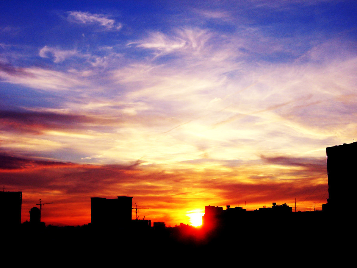 Закат на балконе, иллюстрирующий момент разговора