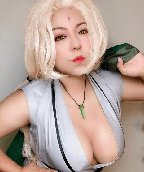 А это уже косплей на Момо из аниме My Hero Academia. Получилось очень похоже и немного вызывающе.