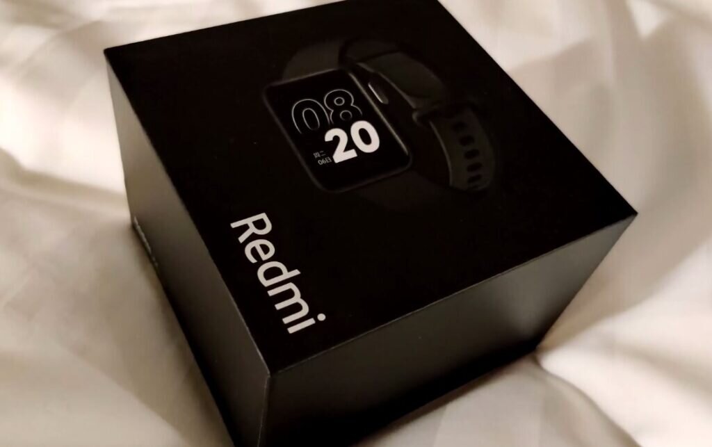 Фото: Часы приходят в симпатичной глянцевой коробке