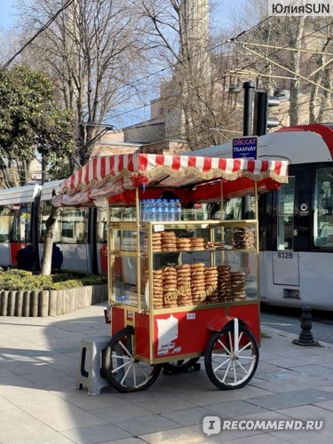 Симит - это всеми известная булочка с кунжутом, точки продажи данной вкуснятины вы увидите во всех уголках Стамбула.