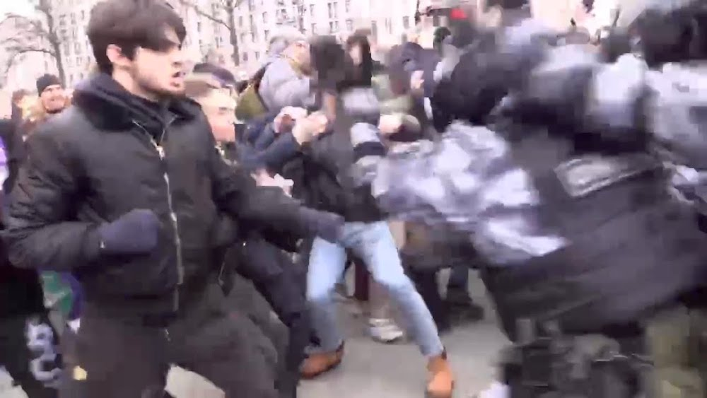                                          Стычка Джумаева с ОМОН (Источник: "Интернет". )