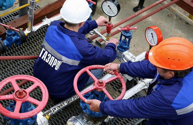Работники ПАО "Газпром" открывают задвижки на газопроводе