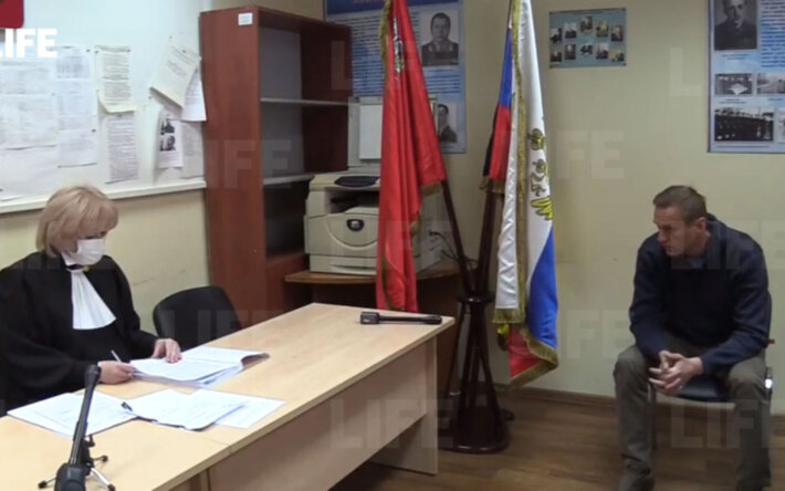 Настоящее судилище. Статья 118 Конституции РФ  запрещает проведение выездных или каких-либо иных чрезвычайных судов. 