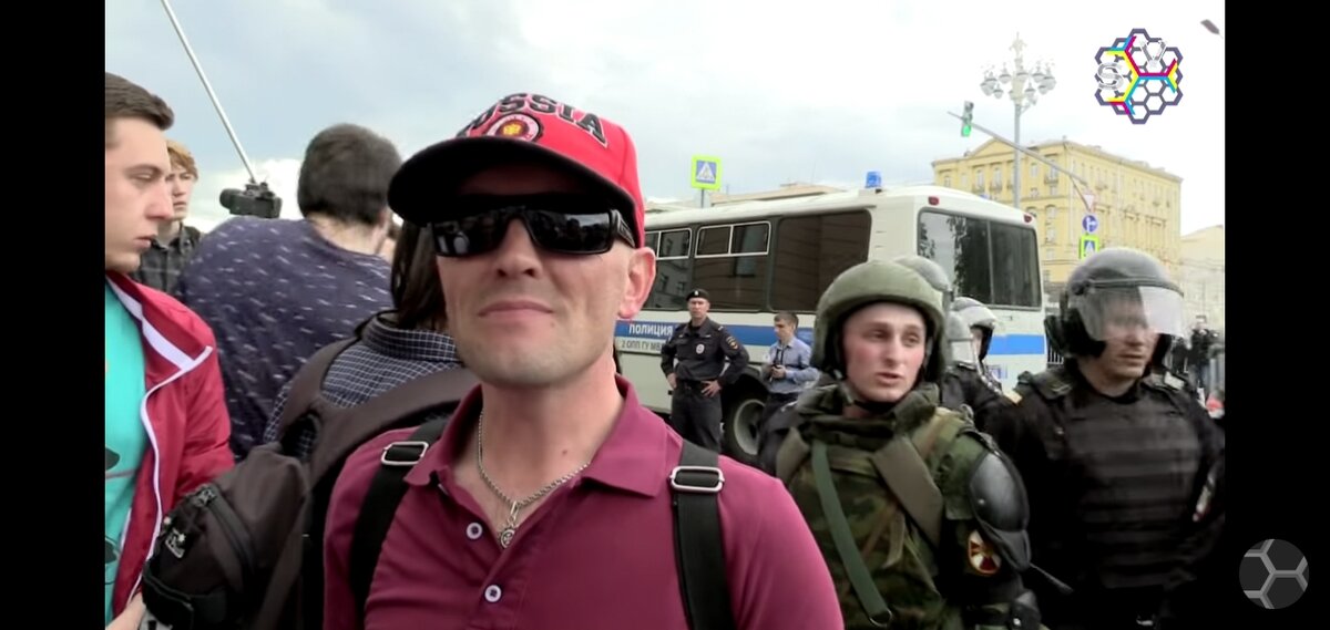 Гражданин на акции протеста 12 июня 2017 года говорит о том, что поддерживает Путина. И то, что неподалёку от него задерживают человека, т.к он "Наверное кричал, что всех сейчас взорвёт".