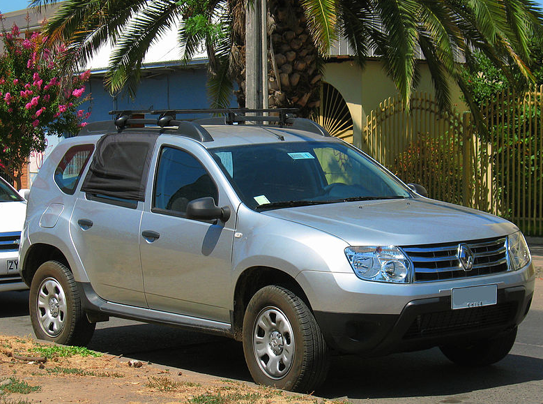 Автомобиль Renault Duster (серебристый) - один из лучших семейных авто