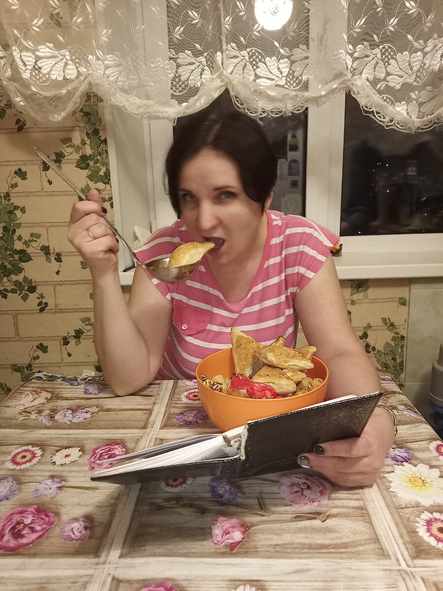 И вот так каждый раз. Прихожу домой - хочу есть, не хочу. накладываю и ем. Это, похоже, уже традиция.