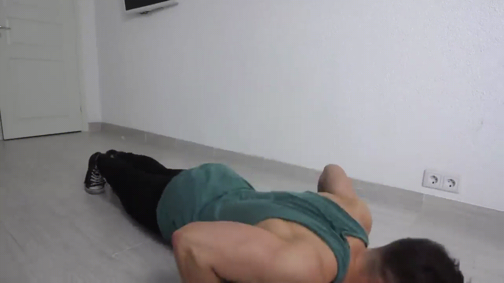 Опускаем плечи и напрягаем грудь. Кадры из видео: 3 худшие ошибки в отжиманиях